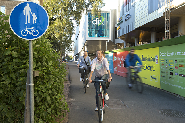 Pyöräilijöitä kauppakeskus Dixin edessä Pyöräilijöitä kauppakeskus Dixin edessä