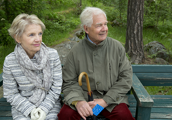 seniorit istuvat seniorit istuvat