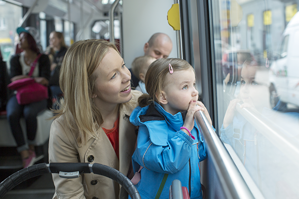 Nainen ja lapsi raitiovaunussa Nainen ja lapsi raitiovaunussa