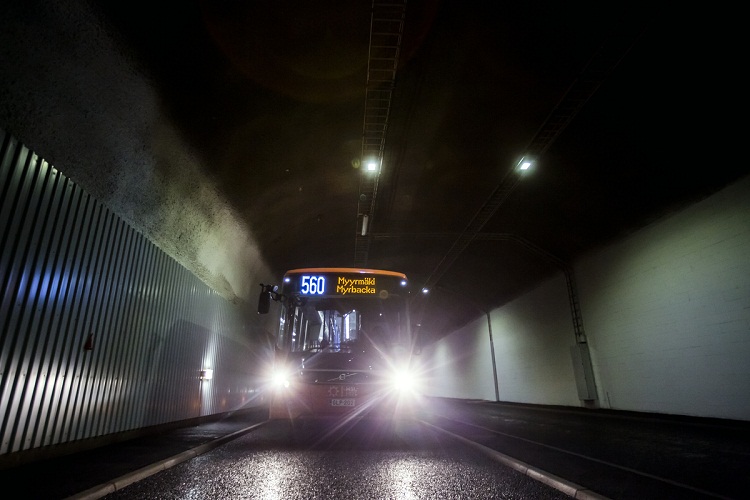Runkolinjan 560 bussi alittaa Keskupuiston Paloheinäntunnelissa. Runkolinjan 560 bussi alittaa Keskupuiston Paloheinäntunnelissa.
