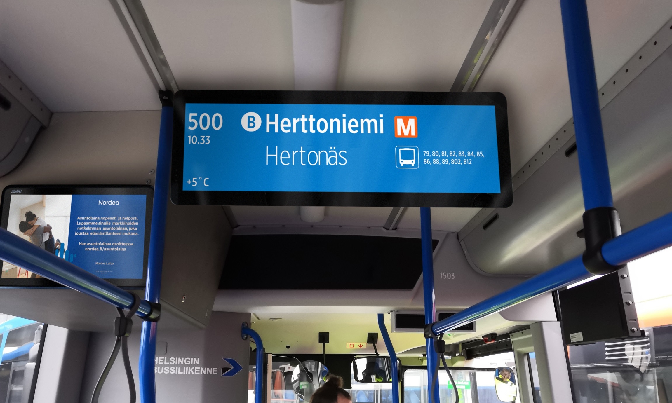 Matkustajainformaationäyttö ja mainosnäyttö bussin etuosassa